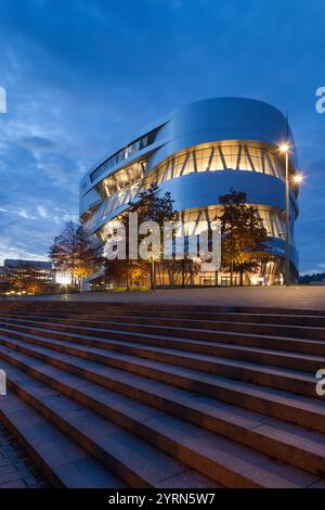 Allemagne, Bade-Wurtemburg, Stuttgart-Unter-Turkheim, bâtiment du musée Mercedes-Benz, aube. Banque D'Images