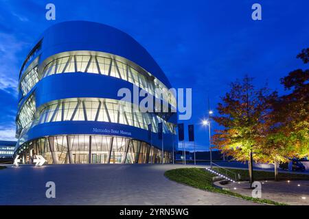 Allemagne, Bade-Wurtemburg, Stuttgart-Unter-Turkheim, bâtiment du musée Mercedes-Benz, aube. Banque D'Images