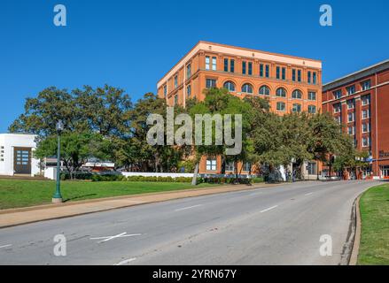 School Book Depository Building, Dealey Plaza, Dallas, Texas, États-Unis. La croix sur la rue marque l'endroit où John F. Kennedy a été abattu. Banque D'Images