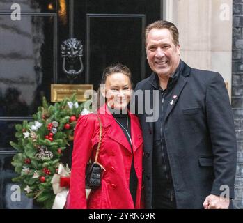 Londres, Royaume-Uni. 4 décembre 2024. L'ancien gardien de but anglais David Seaman et son épouse Frankie Poultney déposent une pétition de la British Heart Foundation à Downing Street, Londres. David, ambassadeur de l'organisme de bienfaisance, plaide pour une sensibilisation accrue à la santé cardiaque crédit : Ian Davidson/Alamy Live News Banque D'Images