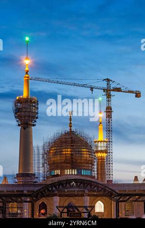 Iran, Téhéran, Sanctuaire Saint de l'Imam Khomeini, mosquée commémorative au chef religieux de la Révolution islamique, ayatollah Khomeini, crépuscule. Banque D'Images