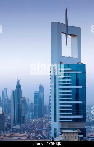 Eau, Dubaï, centre-ville de Dubaï, immeubles de grande hauteur le long de Sheikh Zayed Road, vue surélevée. Banque D'Images