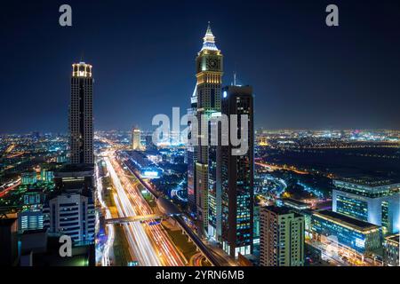 Eau, Dubaï, centre-ville de Dubaï, immeubles de grande hauteur le long de Sheikh Zayed Road, vue surélevée, crépuscule. Banque D'Images