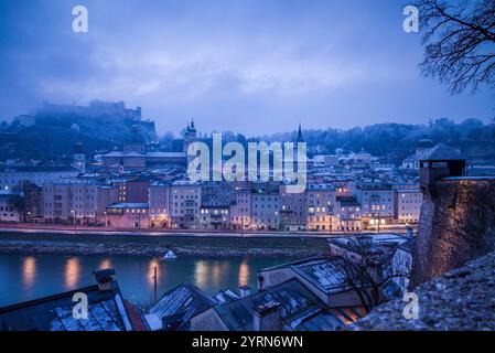 Autriche, Salzbourg, Salzbourg, vue surélevée de la ville depuis le kapuzinerberg, aube, hiver. Banque D'Images