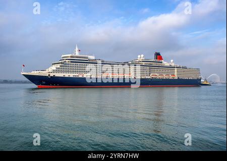 Queen Elizabeth, un navire de croisière de classe Vista exploité par Cunard Line, qui fait partie de la Carnival Corporation. Banque D'Images