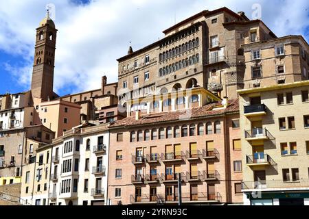 Tarazona, palais épiscopal (Renaissance, XVIe siècle) et tour mudéjar Magdalena (XIIe siècle). Saragosse, Aragón, Espagne. Banque D'Images