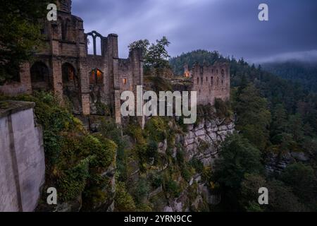 Le lieu incroyablement magique des ruines du château de Kurort Oybin en Allemagne, où l'histoire respire encore mystérieusement. Banque D'Images