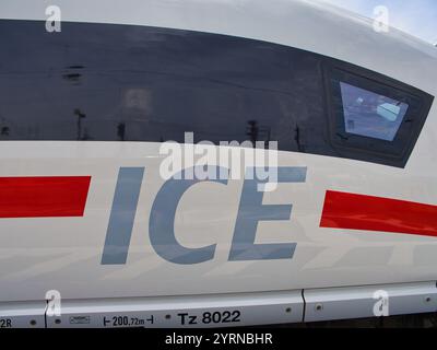 Cologne, Allemagne - juin 27 2024 : marque d'entreprise sur le côté d'un train ICE à grande vitesse Deutsche Bahn. Banque D'Images