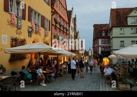 Restaurants, place du marché, crépuscule, Rothenburg ob der Tauber, Franconie, Bavière, Allemagne Banque D'Images