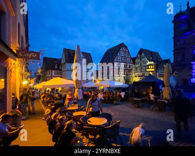 Restaurants, place du marché, crépuscule, illuminé, Rothenburg ob der Tauber, Franconie, Bavière, Allemagne Banque D'Images
