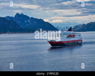 Îles Lofoten Norvège - 19 juin 2024 : les services côtiers Hurtigruten et le navire de croisière Richard dans les îles Lofoten en Norvège. Prise près de Svolv Banque D'Images