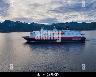 Îles Lofoten Norvège - 19 juin 2024 : les services côtiers Hurtigruten et le navire de croisière Richard dans les îles Lofoten en Norvège. Prise près de Svolv Banque D'Images