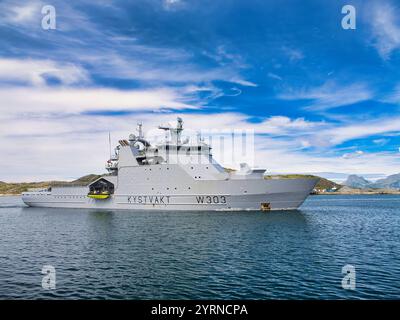 Bodo, Norvège - 18 juin 24 : dans la ville côtière de Bodo, NoCGV Svalbard (W303), un brise-glace et patrouilleur offshore de la Garde côtière norvégienne construit à Ta Banque D'Images