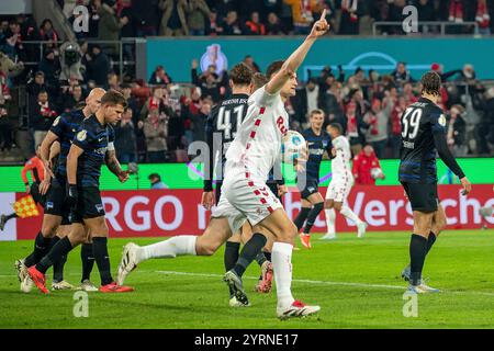 04.12.2024, Fussball : DFB Pokal, saison 2024/2025, Achtelfinale, 1. FC Koeln - Hertha BSC Berlin im RheinEnergieStadion in Koeln. Nach dem Tor zum 1:1 Hat sich Eric Martel (1. FC Koeln, #06) den Ball geschnappt und Hat es eilig. Wichtiger Hinweis : Gemaess den Vorgaben der DFL Deutsche Fussball Liga bzw. Des DFB Deutscher Fussball-Bund ist es untersagt, in dem Stadion und/oder vom Spiel angefertigte Fotoaufnahmen in Form von Sequenzbildern und/oder videoaehnlichen Fotostrecken zu verwerten bzw. verwerten zu lassen. Foto : Kirchner-Media/TH Banque D'Images