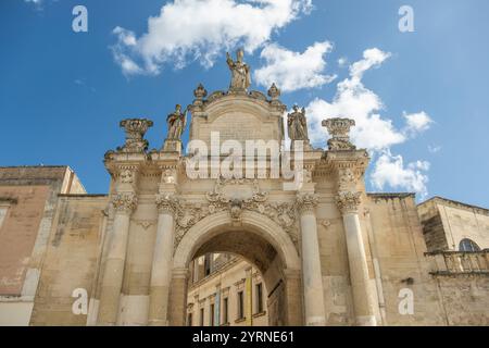 Gros plan de la Porta Rudiae à Lecce, Pouilles, Italie. La plus ancienne des trois portes de la ville encore debout qui donnent accès au centre historique de la ville. Banque D'Images