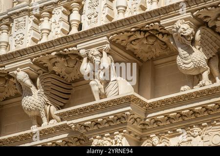 Détail de la façade richement décorée de la Basilica di Santa Croce à Lecce, Pouilles, Italie. Banque D'Images