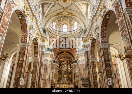 Intérieur de la cathédrale de Monopoli, sinon la basilique de la Madonna della Madia ou Santa Maria della Madia (italien : Duomo di Monopoli ; Basilique Banque D'Images