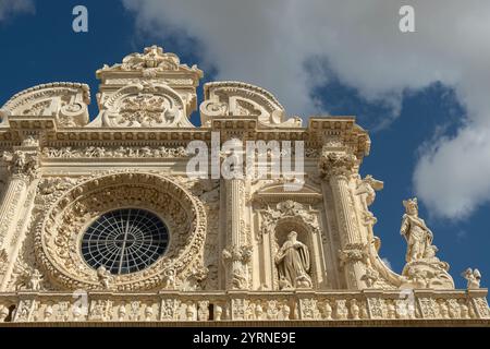 Détail de la façade richement décorée de la Basilica di Santa Croce à Lecce, Pouilles, Italie. Banque D'Images