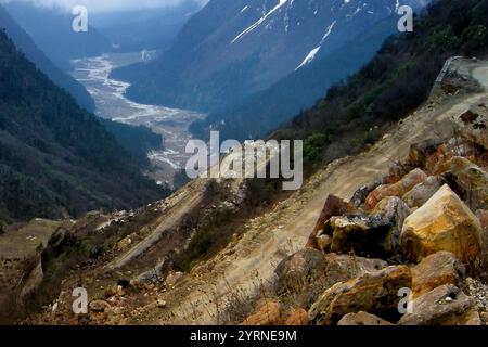 Rivière Lachung qui traverse la vallée de Yumthang ou le sanctuaire de la vallée de Sikkim des fleurs, montagnes de l'Himalaya au nord de Sikkim, Inde.Vallée des fleurs. Banque D'Images