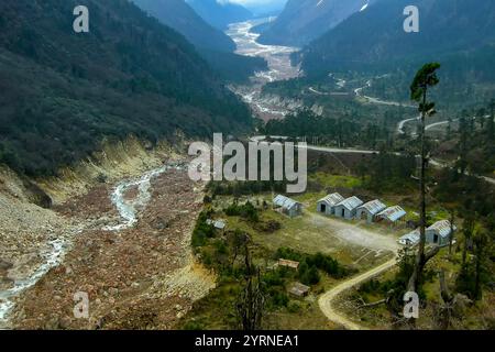 Rivière Lachung qui traverse la vallée de Yumthang ou le sanctuaire de la vallée de Sikkim des fleurs, montagnes de l'Himalaya au nord de Sikkim, Inde.Vallée des fleurs. Banque D'Images