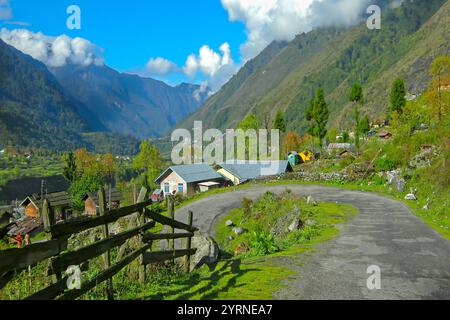 Route de Lachung, vallée de Lachung, ville et une belle station de colline dans le nord-est du Sikkim, Inde. Confluence de lachen et de Lachung, Banque D'Images