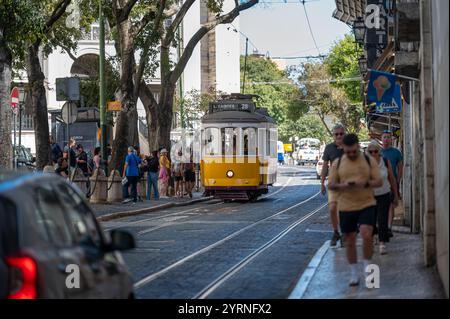 Lisbonne, Portugal - 8 septembre 2024 : Tram vintage numéro 28, voyageant à travers le quartier de l'Alfama à Lisbonne. Banque D'Images