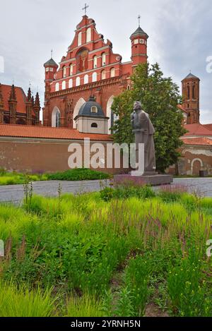 Adam Mickiewicz Monument près de l'église Sainte-Anne et de l'église des membres François et Bernard, Vilnius, Lituanie, Europe Banque D'Images