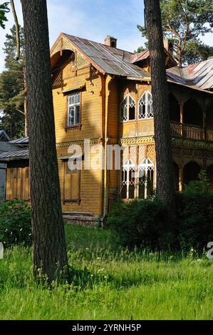 Maison en bois typique à Jurmala, Golfe de Riga, Lettonie, région Baltique, Europe du Nord Banque D'Images