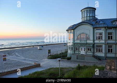 Maison en bois typique au bord de la mer au crépuscule, Jurmala, Golfe de Riga, Lettonie, région Baltique, Europe du Nord Banque D'Images