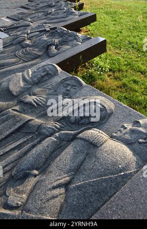 bas-reliefs, représentant des scènes de l'œuvre de Mickiewicz Dziady, à côté du monument Adam Mickiewicz à proximité de l'église Sainte-Anne et du B. Banque D'Images