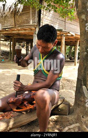 Sculpture sur bois par un homme de la communauté indigène Embera vivant près de la rivière Chagres dans le Parc National Chagres, République du Panama, Amérique centrale Banque D'Images