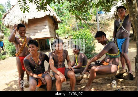 Jeunes hommes de la communauté indigène Embera vivant près de la rivière Chagres dans le Parc National Chagres, République du Panama, Amérique centrale Banque D'Images