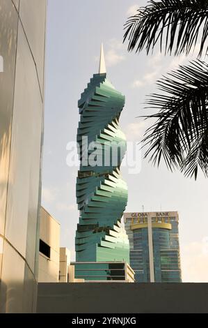 Tour hélicoïdale remarquable nommée Tour de la Révolution et également appelé El Tornillo, conçu par Pinzon Lozano, Panama City, République du Panama, Amérique centrale Banque D'Images