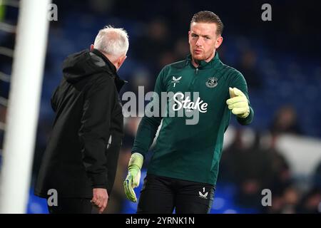 Jordan Pickford, gardien d'Everton (à droite), s'échauffe avant le coup d'envoi avant le match de premier League à Goodison Park, Liverpool. Date de la photo : mercredi 4 décembre 2024. Banque D'Images