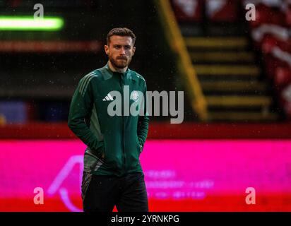 Pittodrie Stadium, Aberdeen, Royaume-Uni. 4 décembre 2024. Scottish Premiership Football, Aberdeen contre Celtic ; Anthony Ralston du Celtic inspecte le terrain Credit : action plus Sports / Alamy Live News Banque D'Images