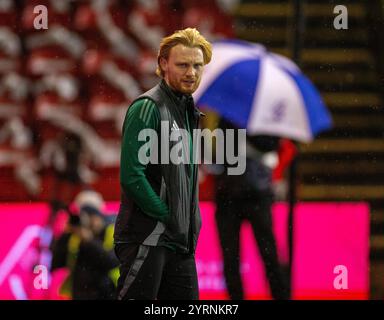 Pittodrie Stadium, Aberdeen, Royaume-Uni. 4 décembre 2024. Scottish Premiership Football, Aberdeen versus Celtic ; Liam Scales of Celtic inspecte le terrain Credit : action plus Sports/Alamy Live News Banque D'Images