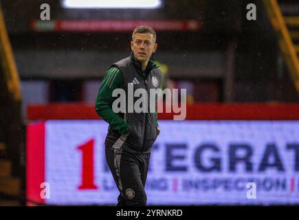 Pittodrie Stadium, Aberdeen, Royaume-Uni. 4 décembre 2024. Scottish Premiership Football, Aberdeen contre Celtic ; Callum McGregor du Celtic inspecte le terrain Credit : action plus Sports / Alamy Live News Banque D'Images