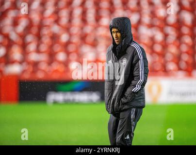 Pittodrie Stadium, Aberdeen, Royaume-Uni. 4 décembre 2024. Scottish Premiership Football, Aberdeen contre Celtic ; Auston Trusty of Celtic inspecte le terrain crédit : action plus Sports / Alamy Live News Banque D'Images