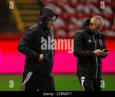 Pittodrie Stadium, Aberdeen, Royaume-Uni. 4 décembre 2024. Scottish Premiership Football, Aberdeen contre Celtic ; l'arbitre Don Robertson inspecte le terrain Credit : action plus Sports/Alamy Live News Banque D'Images