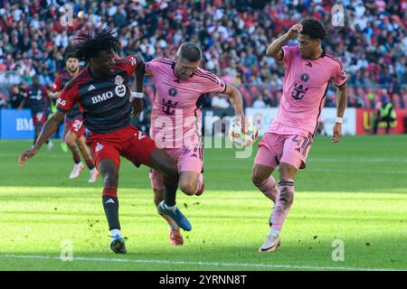 Toronto, ON, Canada - 5 octobre 2024 : Serhiy Kryvtsov #27 défenseur de l'Inter Miami FC tente de bouger pendant le match de saison régulière de la MLS 2024 betwe Banque D'Images