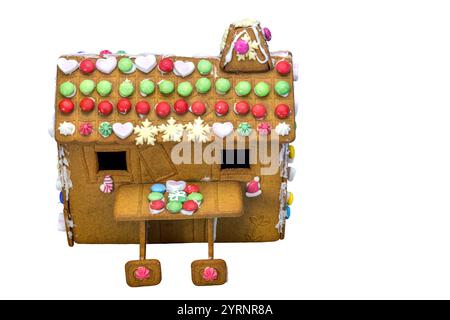 Maison en pain d'épices décorée de bonbons colorés et de glaçage, faite par des enfants pour la célébration de Noël. Suède. Banque D'Images