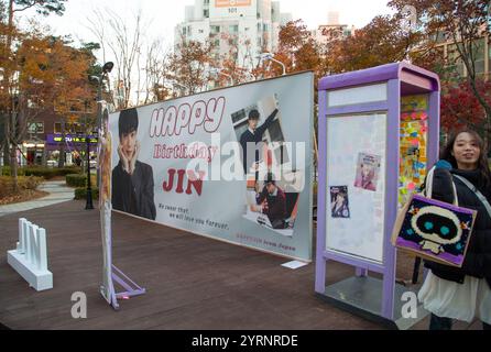 Anniversaire de BTS Jin, 4 décembre 2024 : Une zone photo temporaire installée par les fans de Jin, membre du BTS, pour célébrer son anniversaire à Séoul, en Corée du Sud. Jin a eu 32 ans le 4 décembre. Crédit : Lee Jae-won/AFLO/Alamy Live News Banque D'Images