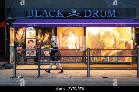 Anniversaire de BTS Jin, 4 décembre 2024 : Un café décoré pour célébrer l'anniversaire de Jin, membre de BTS, à Séoul, en Corée du Sud. Jin a eu 32 ans le 4 décembre. Crédit : Lee Jae-won/AFLO/Alamy Live News Banque D'Images