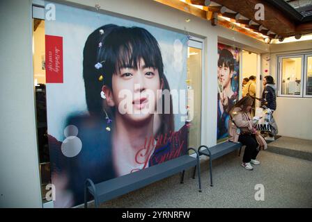 Anniversaire de BTS Jin, 4 décembre 2024 : Un café décoré pour célébrer l'anniversaire de Jin, membre de BTS, à Séoul, en Corée du Sud. Jin a eu 32 ans le 4 décembre. Crédit : Lee Jae-won/AFLO/Alamy Live News Banque D'Images