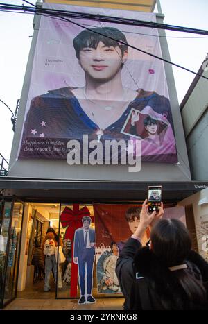 Anniversaire de BTS Jin, 4 décembre 2024 : Un café décoré pour célébrer l'anniversaire de Jin, membre de BTS, à Séoul, en Corée du Sud. Jin a eu 32 ans le 4 décembre. Crédit : Lee Jae-won/AFLO/Alamy Live News Banque D'Images