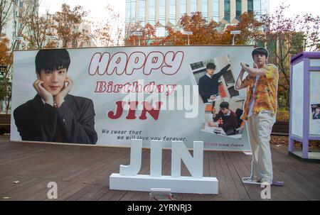 Anniversaire de BTS Jin, 4 décembre 2024 : Une zone photo temporaire installée par les fans de Jin, membre du BTS, pour célébrer son anniversaire à Séoul, en Corée du Sud. Jin a eu 32 ans le 4 décembre. Crédit : Lee Jae-won/AFLO/Alamy Live News Banque D'Images