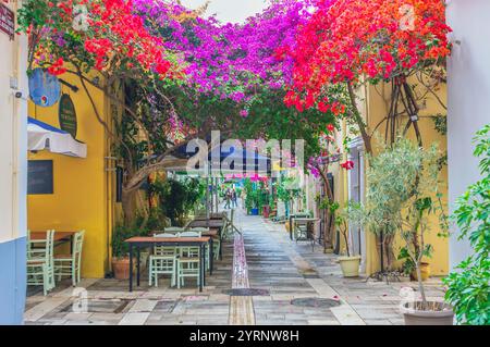 Ruelles avec des fleurs colorées, dans la ville de Nauplie, Péloponnèse, Grèce Banque D'Images