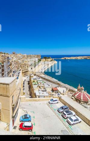 Vue depuis les jardins de la haute Barrakka, vers le front de mer de la Valette à Valette, Malte Banque D'Images