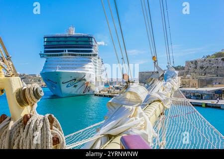 Bateau de croisière et voilier dans le port de la Valette, Malte Banque D'Images