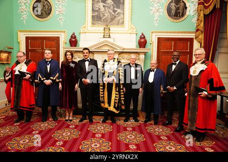 (De gauche à droite) Sheriff de la ville de Londres Gregory Jones KC, chef roturier Peter Dunphy, Dame Maire de la ville de Londres Florence King, l'émir du Qatar Cheikh Tamim bin Hamad Al Thani, Lord Maire de la ville de Londres Alastair King et le duc de Gloucester, Président de la politique Christopher Hayward, le greffier Ian Thomas et le shérif de la ville de Londres David Chalk avant un dîner à Mansion House dans la ville de Londres pour la visite d'État au Royaume-Uni de l'émir du Qatar. Date de la photo : mercredi 4 décembre 2024. Banque D'Images